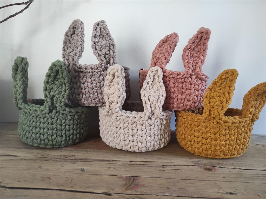 bunte Häkelkörbe mit Hasenohren